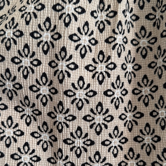 Ann Taylor Factory Geometric Beige Blouse Size:XS - Picture 4 of 4